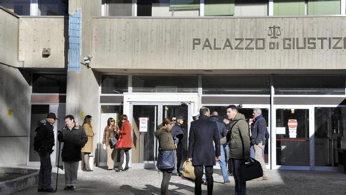 Fugge all’alt e sperona i carabinieri: "Stavo andando da un avvocato"