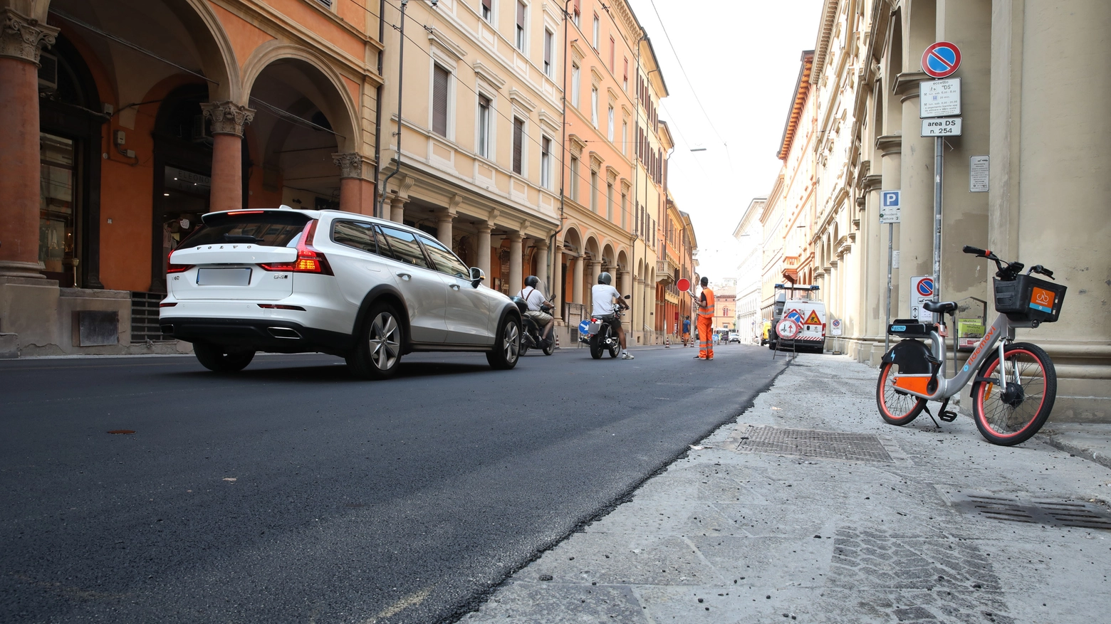 La nuova asfaltatura in via Farini (FotoSchicchi)