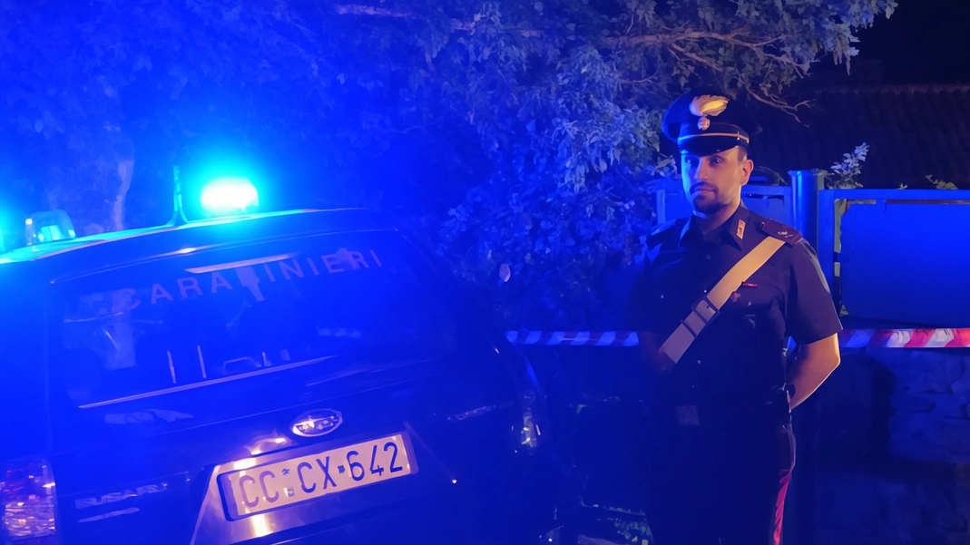 È successo in via Fratelli Cervi, alle 2 di notte. Nel borsello l’arma, i colpi e la droga