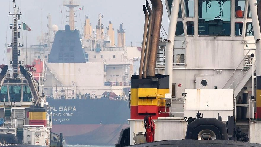 Capitaneria di Porto e Autorità di sistema all’opera per il bando. Ma ora i tempi stringono: la nave BW Singapore arriverà a Punta. a fine 2024 e l’impianto inizierà la sua attività a marzo 2025.