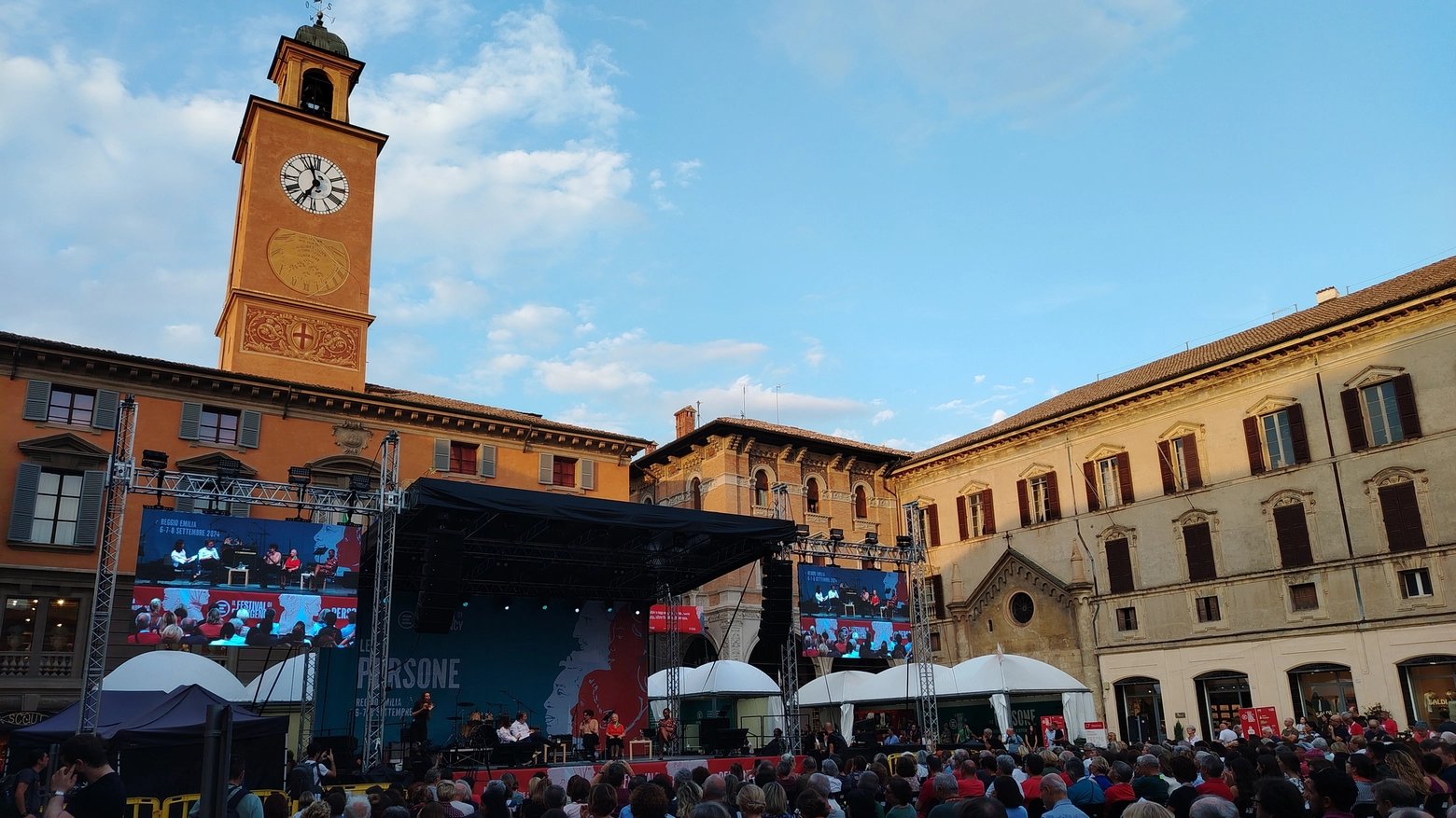 Attesa alle 17.30 in piazza Prampolini per l’incontro ‘Intelligenza artificiale e intelligenza umana: sfida o complicità?’. In serata, chiusura con il dj set degli Ex Otago a partire dalle 23 in piazza San Prospero.