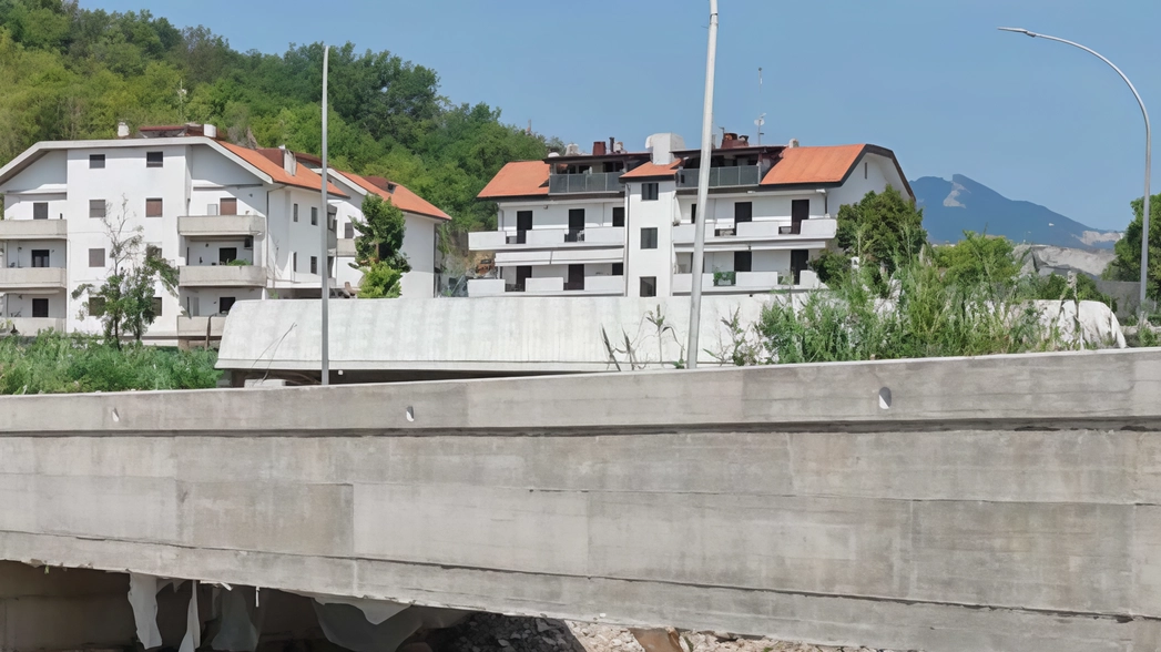 Il Comune di Ascoli regolamenta la circolazione a Brecciarolo per riaprire parzialmente il ponte sul Bretta e chiudere temporaneamente Via dei Giaggioli per lavori. Nuove misure di sicurezza e limiti di velocità.