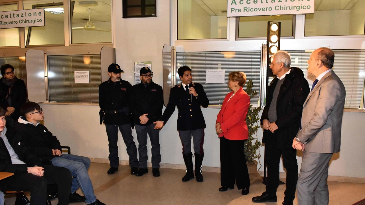 In foto gli agenti, il prefetto Cocciufa, il sindaco Massari e il questore Maggese