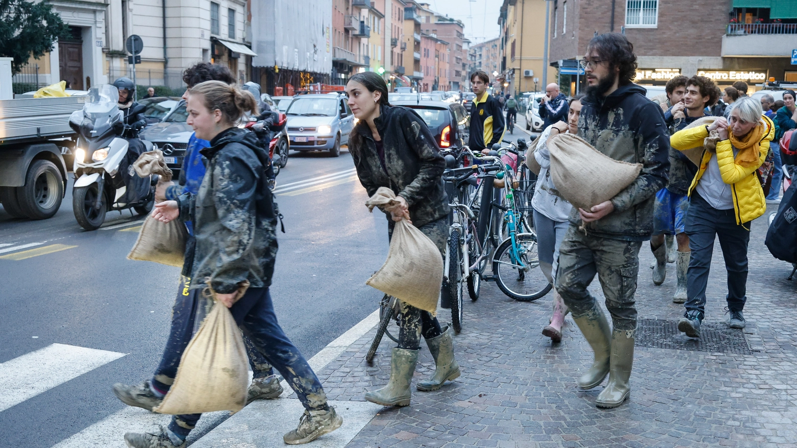 L'impegno dei volontari a Bologna, dopo l'alluvione di ottobre 2024 (FotoSchicchi)