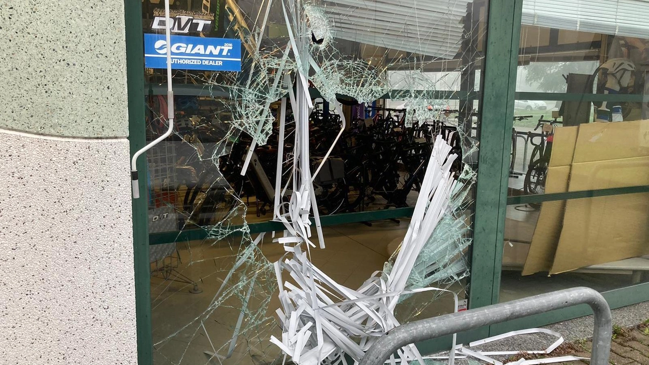 Ladri sfondano vetrata negozio Cicli Iotti a Scandiano per rubare ebike, ma falliscono. Banda di cinque individui in fuga, danni ingenti. Indagini in corso.