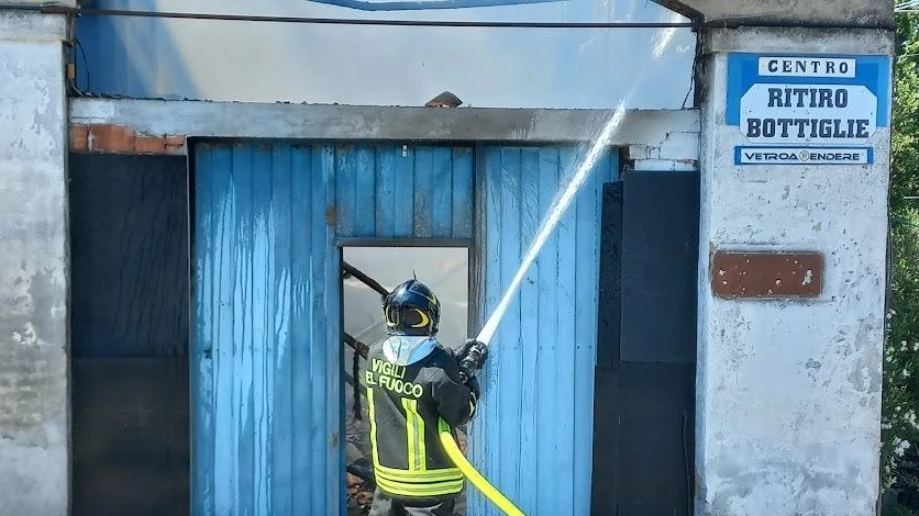 Incendio a Luzzara. Distrutto  un deposito