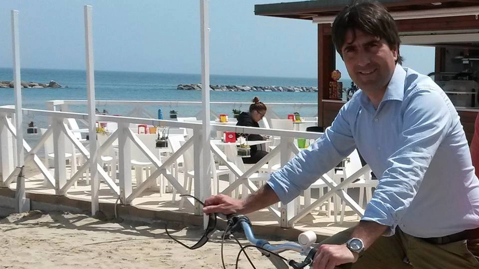 Il sindaco Biancani in spiaggia: "Diversi cittadini mi hanno contattato sollecitando un’ordinanza che obblighi ad allungare l’attività degli stabilimenti oltre il 10 settembre"