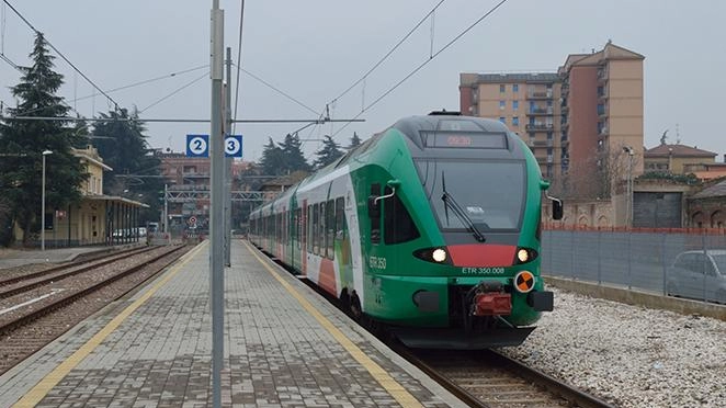 Un treno in viaggio sulla linea che collega Vignola al capoluogo regionale