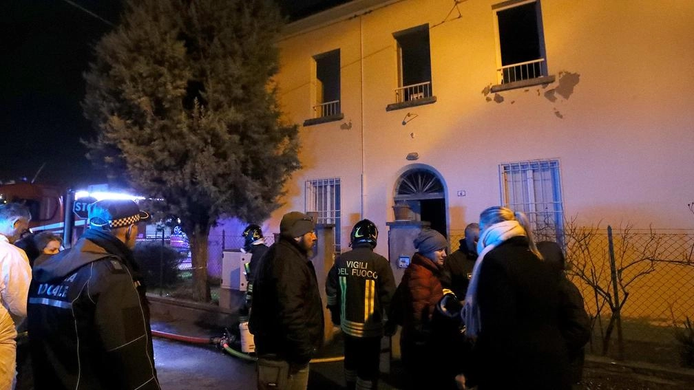 Il rogo è divampato nella palazzina che al piano terra ospita centro civico e un ambulatorio. Lieve malore per un vigile del fuoco durante l’intervento .