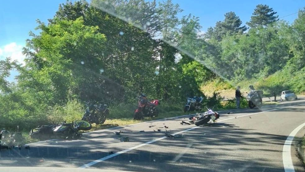 Loiano (Bologna), scontro frontale tra due centauri sulla strada statale 65 della Futa