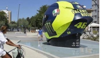 Il casco di Valentino in piazzale D’Annunzio fatto passare per manutenzione del verde