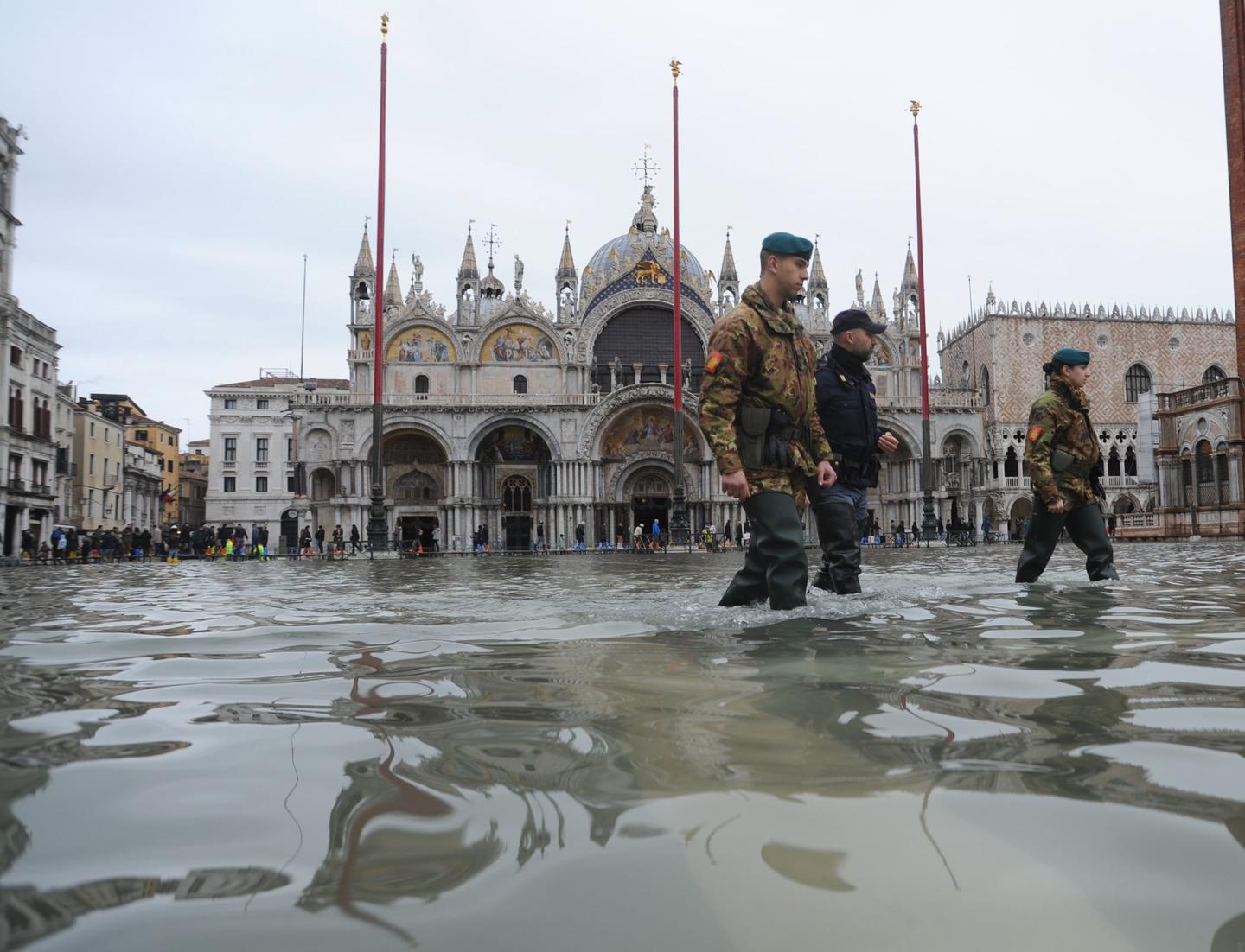 Maltempo nel Veneziano: condominio scoperchiato e sistema fognario in tilt