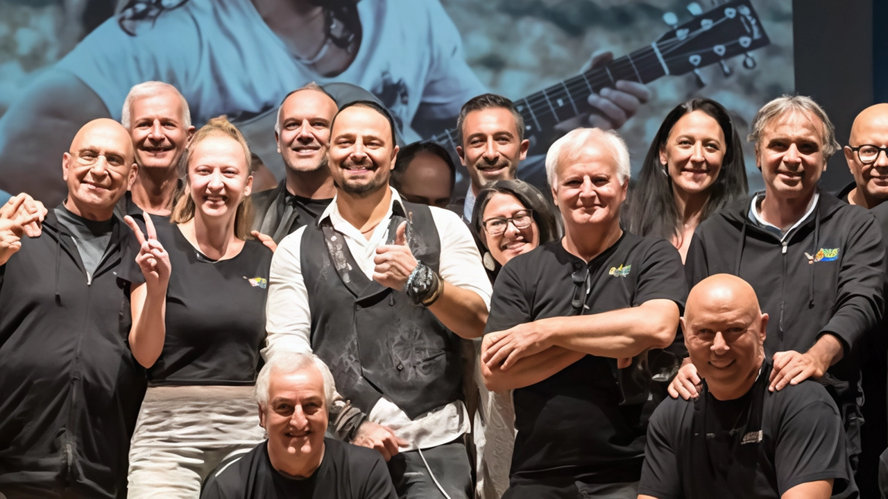 Esibizione di Alberto Bertoli al teatro delle Energie di Grottammare: standing ovation e tre bis consecutivi per un concerto emozionante e coinvolgente. Prossimo evento comico dedicato alla solidarietà.