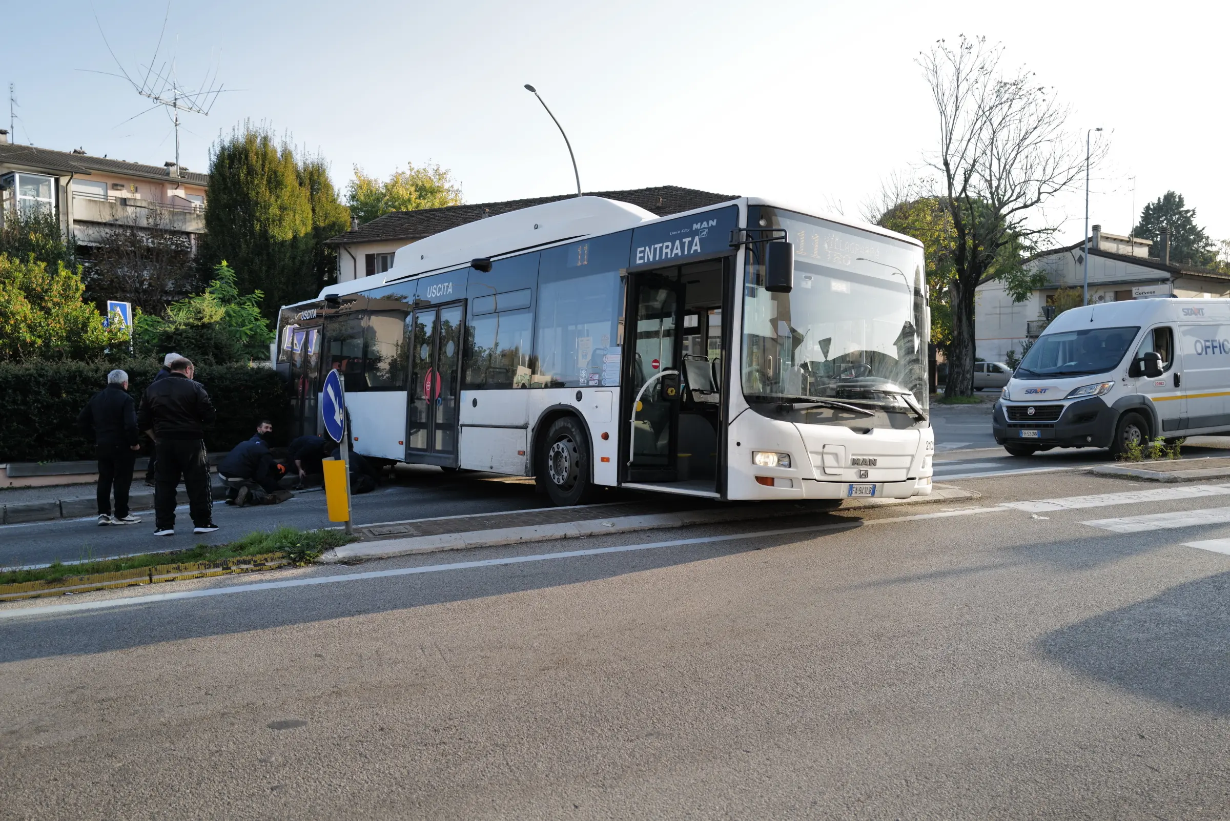 Bus incastrato tra marciapiede e spartitraffico: via Ravegnana bloccata, lunghe code