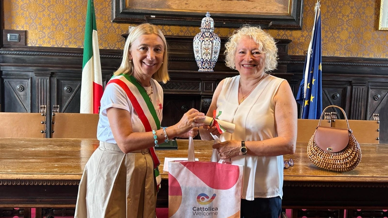 Si è tenuta ieri mattina, in comune a. Cattolica, la premiazione alla turista modenese Maurizia Camurani