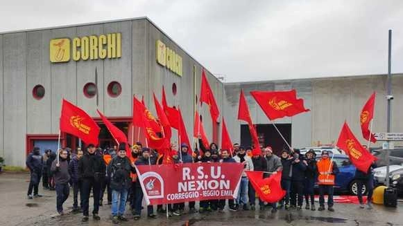 La protesta dei lavoratori della Nexion, di fronte alla sede dello stabilimento correggese. Gli operai chiedono un trattamento economico migliore