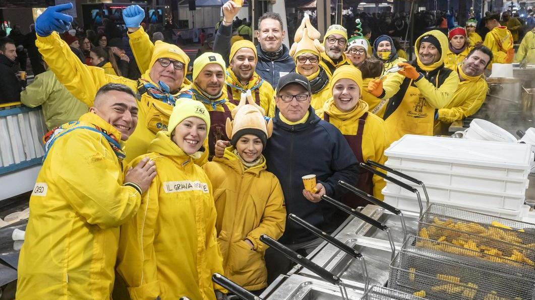 A Faenza la Nott de bisò. Il grande rogo accende la piazza, tra cibo e tradizione