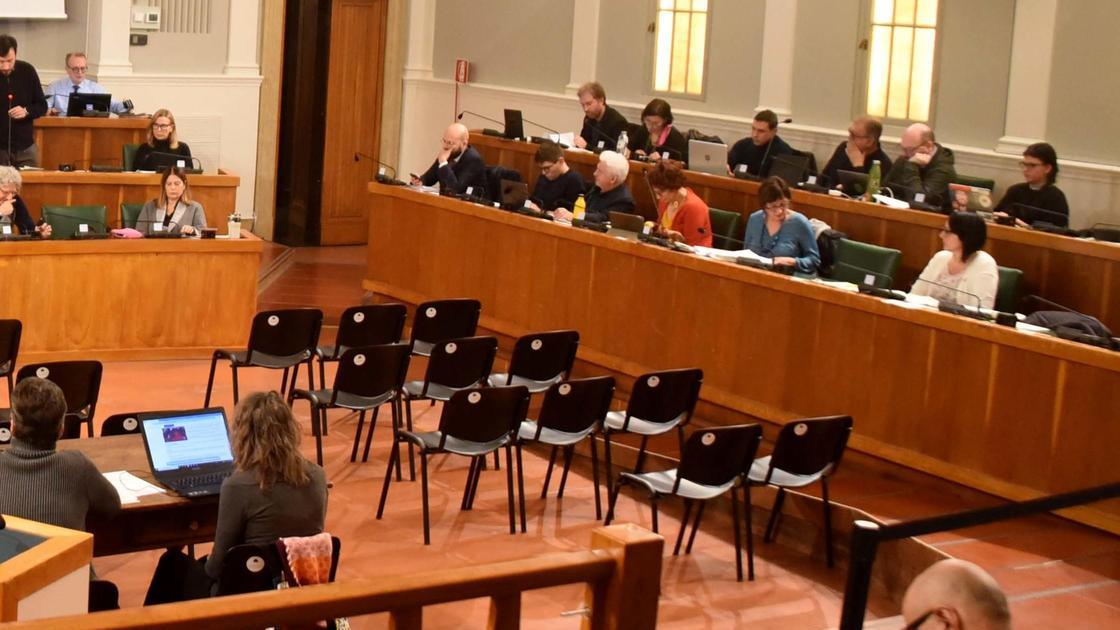 Tasse e polemiche in aula. Passa l’aumento dell’Irpef: "Così servizi di qualità"