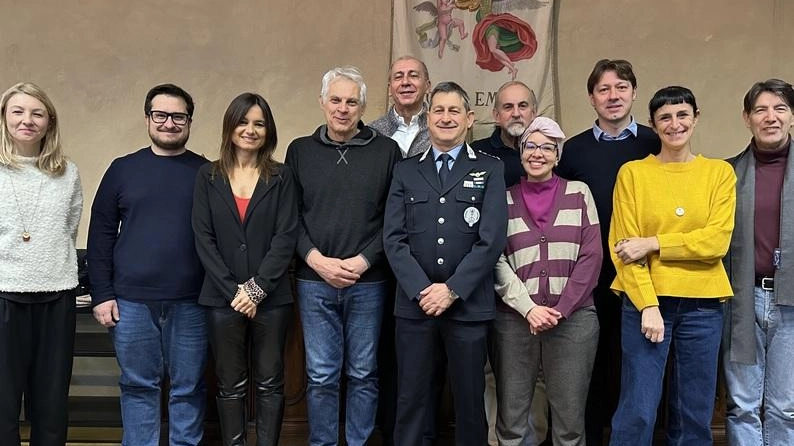 Foto di gruppo per sindaco e giunta con il nuovo comandante Rosati