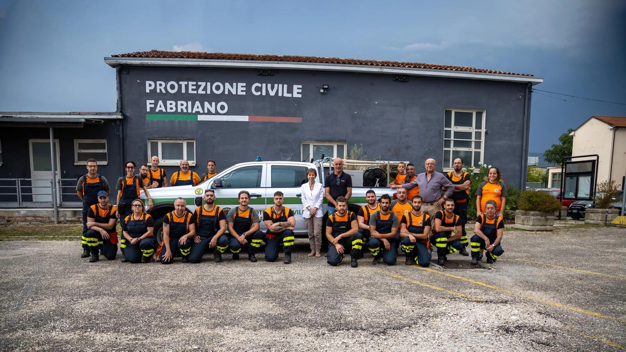 Il sindaco Daniela Ghergo con il gruppo di protezione civile