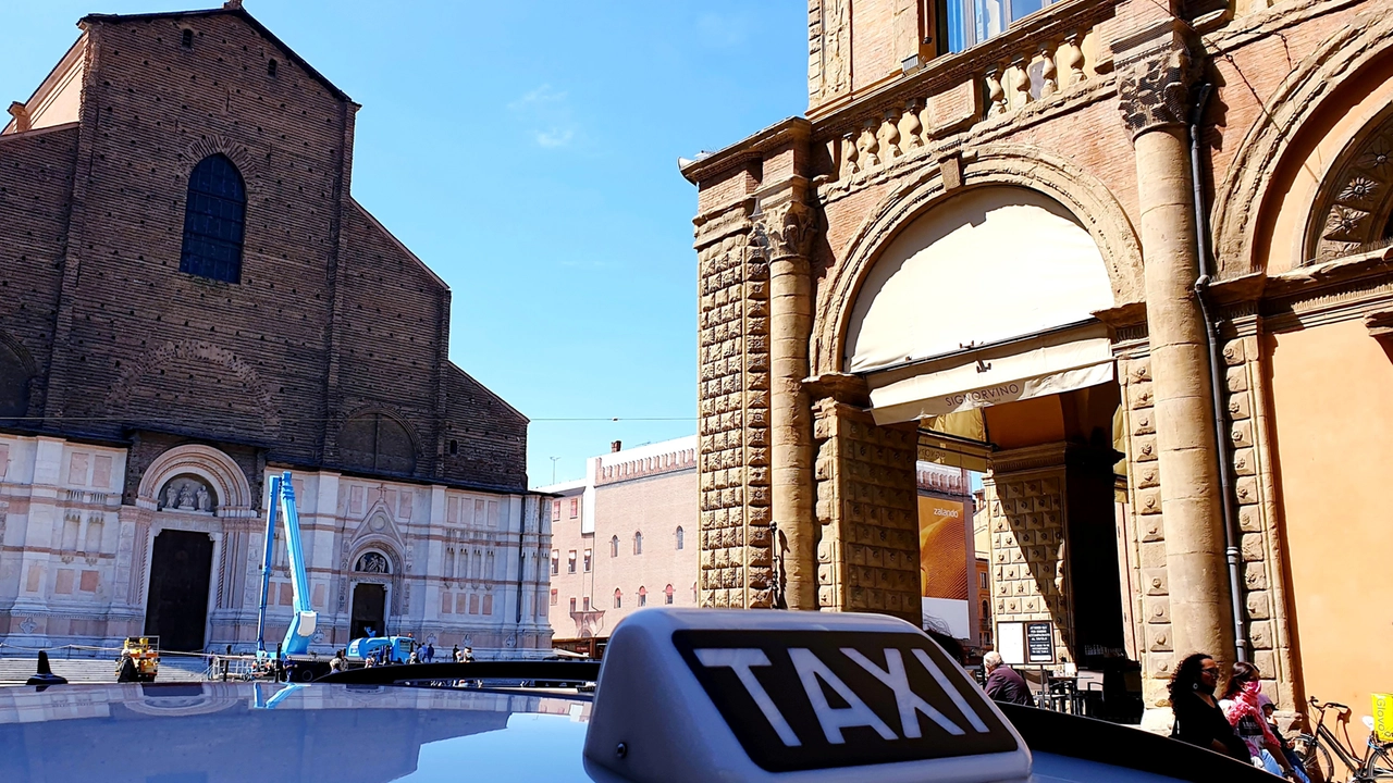 Taxi, la stangata a Bologna: aumentano le tariffe. Ecco di quanto