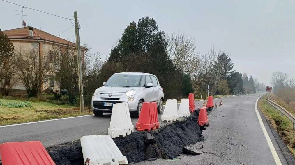 La strada provinciale San Donato spaccata a metà dalla frana in località Mondonuovo