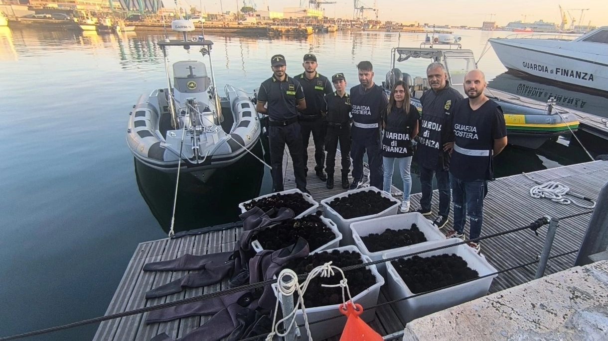 La guardia di finanza di Ancona con il bottino sequestrato