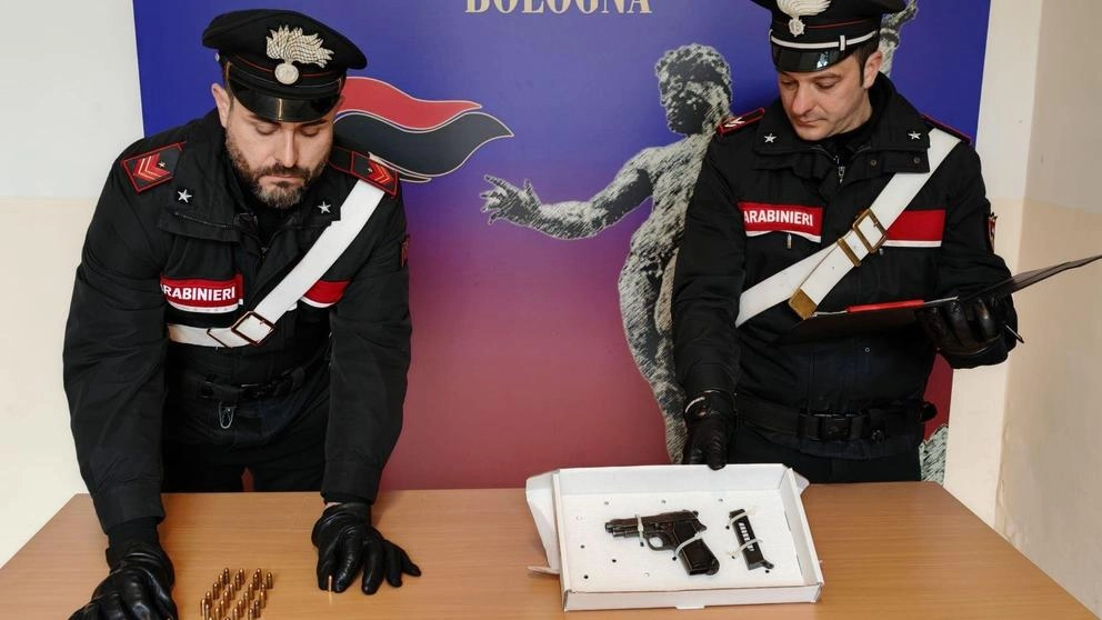 I carabinieri con la pistola sequestrata a casa del quarantatreenne