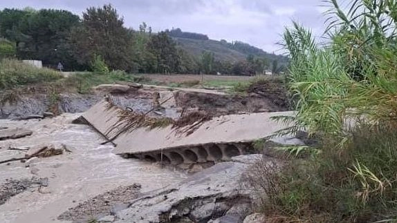 Rischio idrogeologico. Smottamenti e frane, crolla un guado sull’Uso. Allerta nell’entroterra