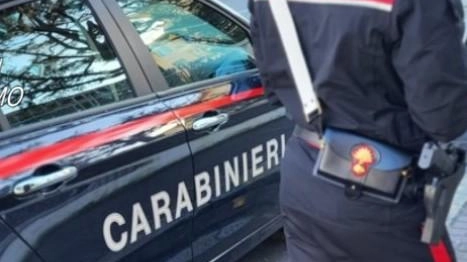 Il classico raggiro dell’incidente al famigliare: aveva detto alla donna che il figlio era stato arrestato. Un’altra chiamata al marito per denunciare un finto reato legato alla sua auto