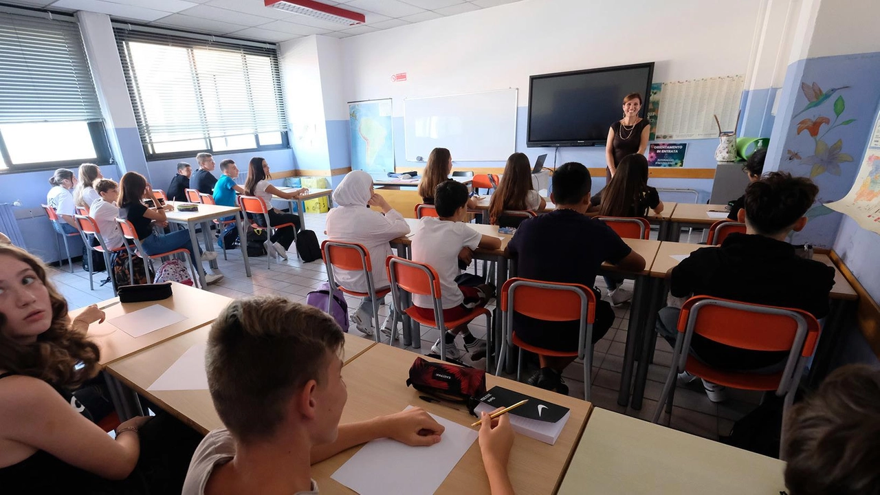 Studenti in classe per seguire una lezione in una scuola superiore (foto d’archivio)