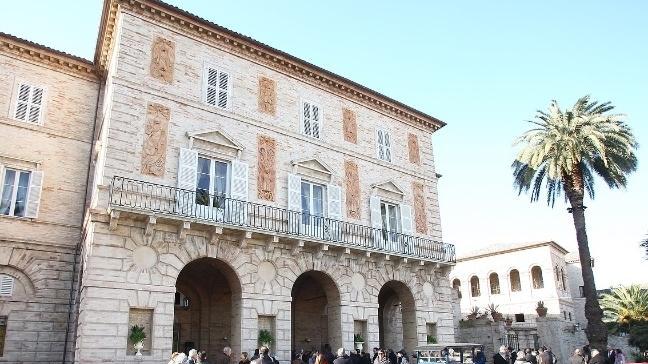 "Vogliamo villa Bonaparte per eventi ed esposizioni"