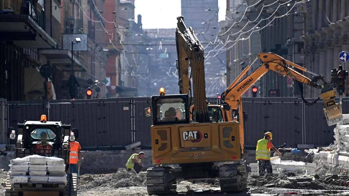 Durante il cantiere in via Ugo Bassi riaffiora la vecchia via Emilia