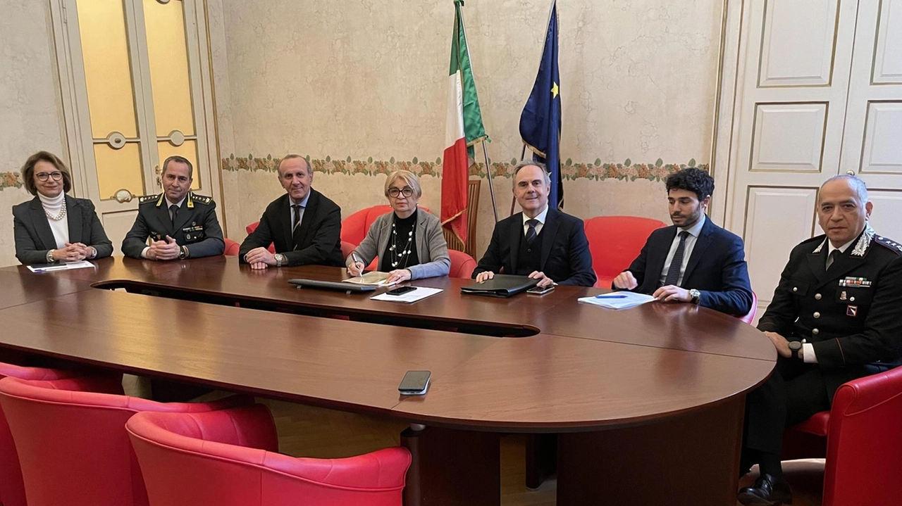 La firma. è avvenuta ieri mattina nei locali prefettizi, sottoscritta dal Prefetto, Maria Rita Cocciufa, e dal procuratore capo Calogero Gaetano Paci, alla presenza dei rappresentanti di tutte le forze dell’ordine