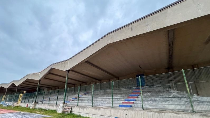 Il Comune di Civitanova affronta la questione della tettoia del Polisportivo, suscitando preoccupazioni tra la Società rossoblù e i tifosi. L'ingegnere Medori propone soluzioni rapide e economiche, criticando la mancanza di interventi di riqualificazione dello stadio da parte della politica cittadina.