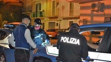 Regolamento di conti tra pusher a via Colomba: lite sfociata in violenza con coltello. Uno dei due spacciatori ferito ma non gravemente. Intervento della polizia e preoccupazione dei residenti per la sicurezza del quartiere.