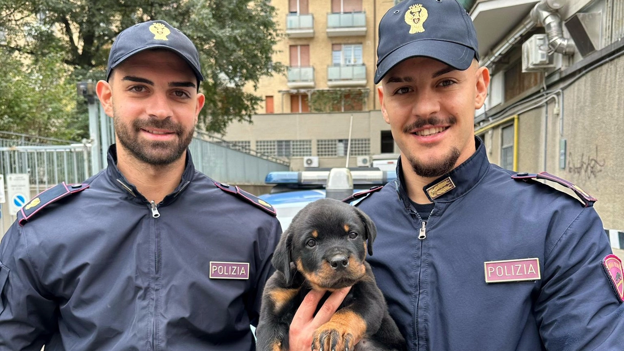 I due agenti che hanno salvato il cucciolo dai maltrattamenti del proprietario. Hanno chiamato anche un veterinario e poi contattato il canile.