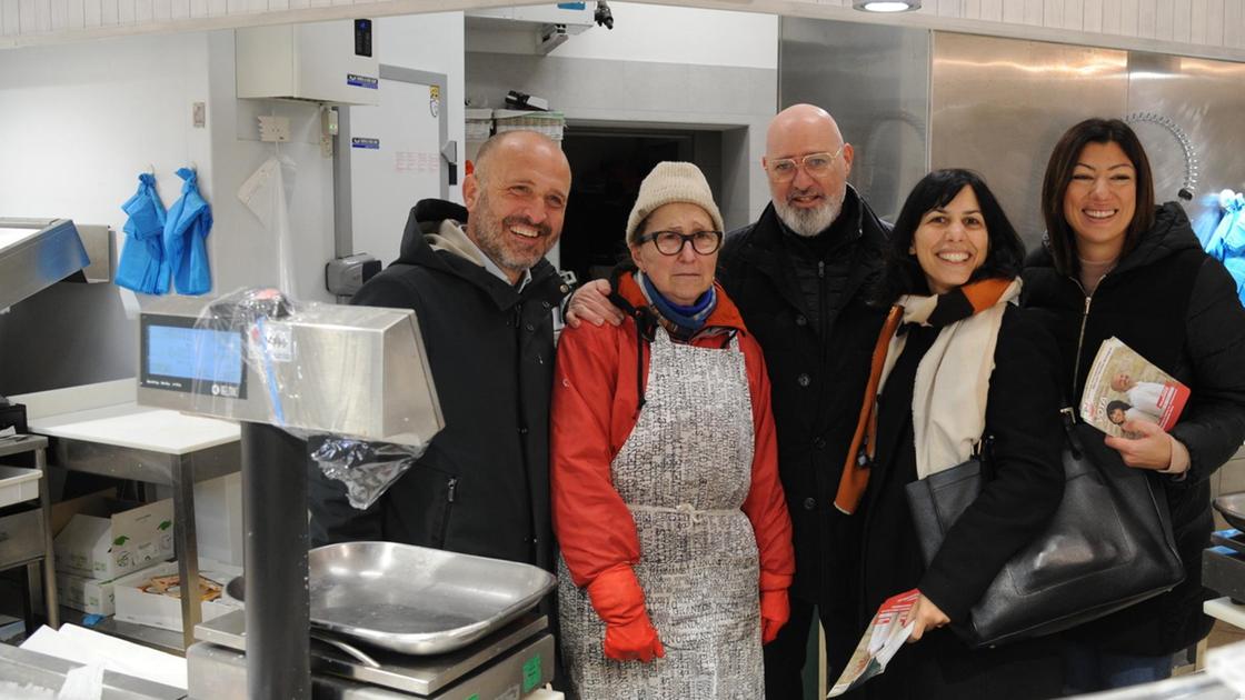 Regionali, Bonaccini in campo. I candidati Pd al mercato:: "Difendiamo la nostra terra"