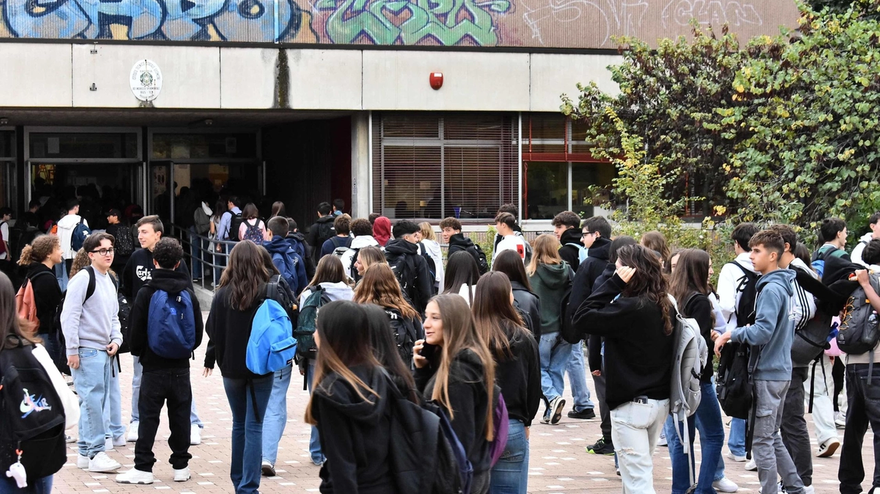 L’augurio agli studenti del presidente della Provincia Giorgio Zanni. Il prefetto: "È tutto in mano a voi, parlatevi, guardatevi negli occhi".