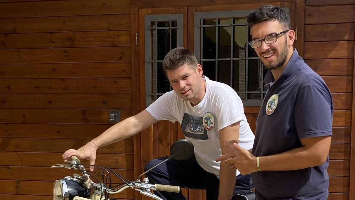 Domani si terrà il raduno di auto e moto d'epoca 'Màchin e mutur d’una völta' organizzato dalla sezione giovane de 'I moscerini' e il 'Motoclub La Torre'. Partenza alle 10.30 da Porto Fuori per un giro turistico di 25 km con tappe culturali e arrivo al ristorante Barbè-que.