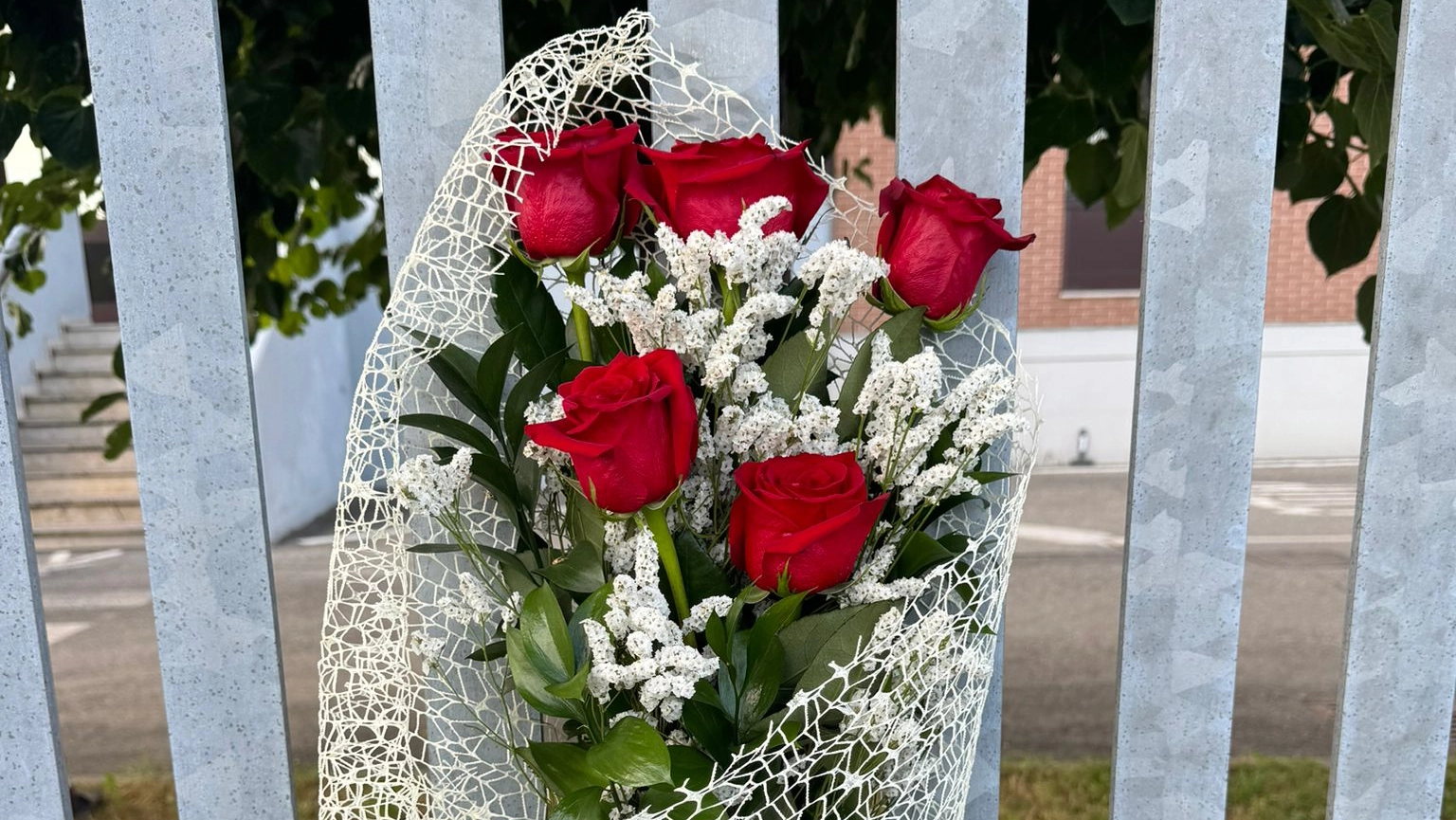 I fiori per Anna Sviridenko al comando dei carabinieri di Modena