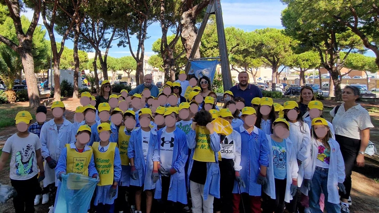 Gli alunni delle scuole di Porto San Giorgio partecipano attivamente a "Puliamo il mondo", evento di volontariato per la pulizia della città. L'Assessorato all'Ambiente e Legambiente TerraMare organizzano l'iniziativa per sensibilizzare sul rispetto dell'ambiente.