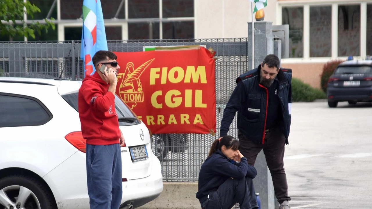 Al centro, presidio ai cancelli della ex Tollok. In alto, protesta dei lavoratori Tollok e Berco