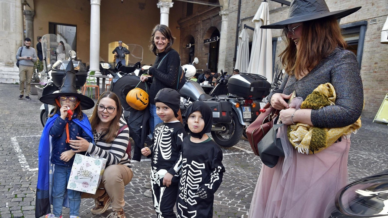 Streghe, mostri e zucche riempiono il centro: che successo per Halloween