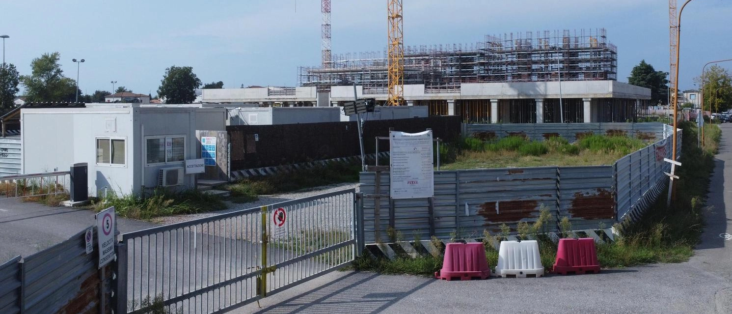 Fabrica sgr, che gestisce il Fondo Novello al quale il Comune partecipa, ha sciolto il contratto con Petas. Pesanti critiche dalle opposizioni in commissione, ma non c’è il sindaco Lattuca che ha la delega alla casa.