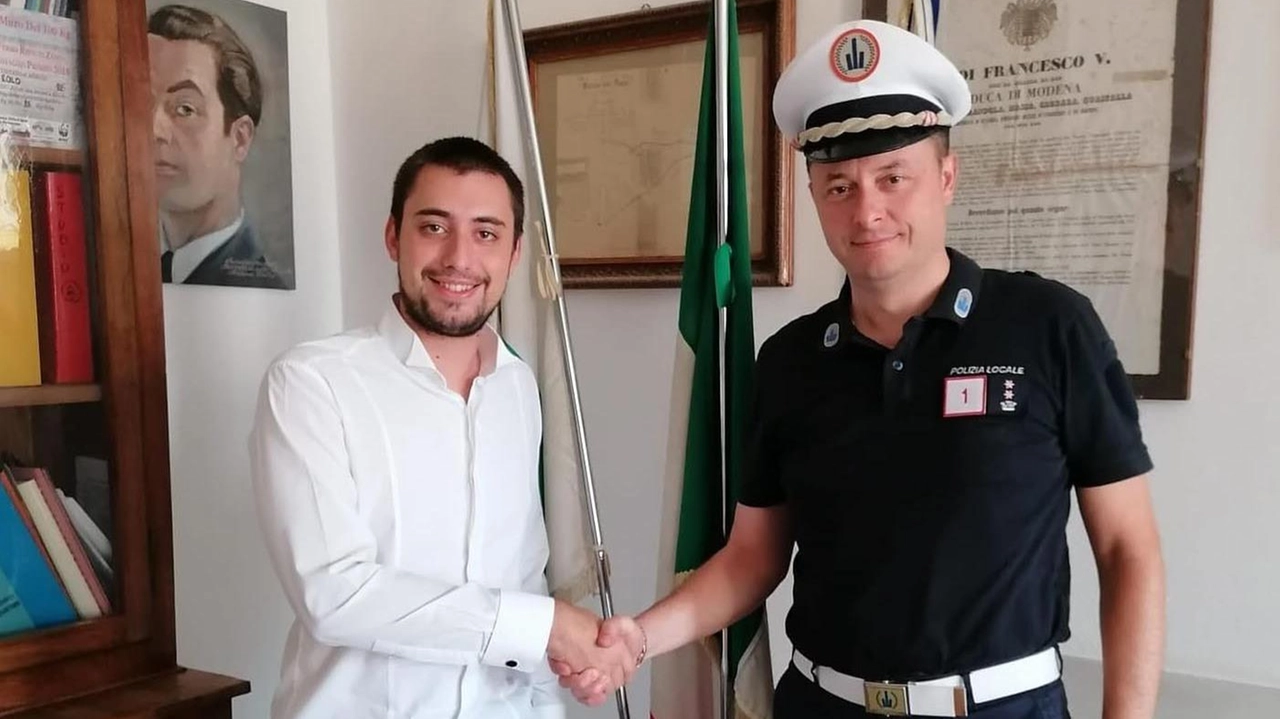 Il comandante della polizia locale di Rolo, Tiziano Toni, insieme al vicesindaco Lorenzo Fusari, ha presentato il progetto "Sicurezza in Comune" per migliorare la sicurezza nel territorio con nuovi sistemi di videosorveglianza e attività educative. L'obiettivo è potenziare il controllo stradale e rafforzare il rapporto con la cittadinanza.