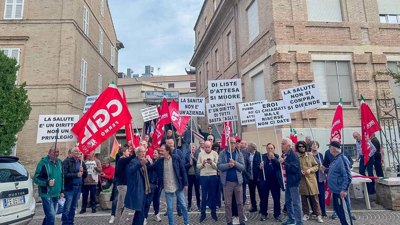 Il presidio della Cgil. davanti all’ospedale Murri (foto Zeppilli)