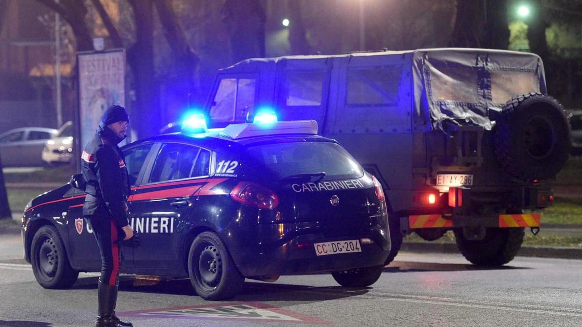 Esercito e carabinieri in zona stazione foto d’archivio Businesspress