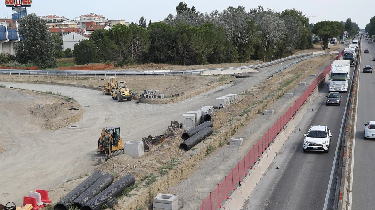 Il cantiere sul semianello della statale Adriatica in una foto di qualche mese fa. L’obiettivo è allargare la carreggiata