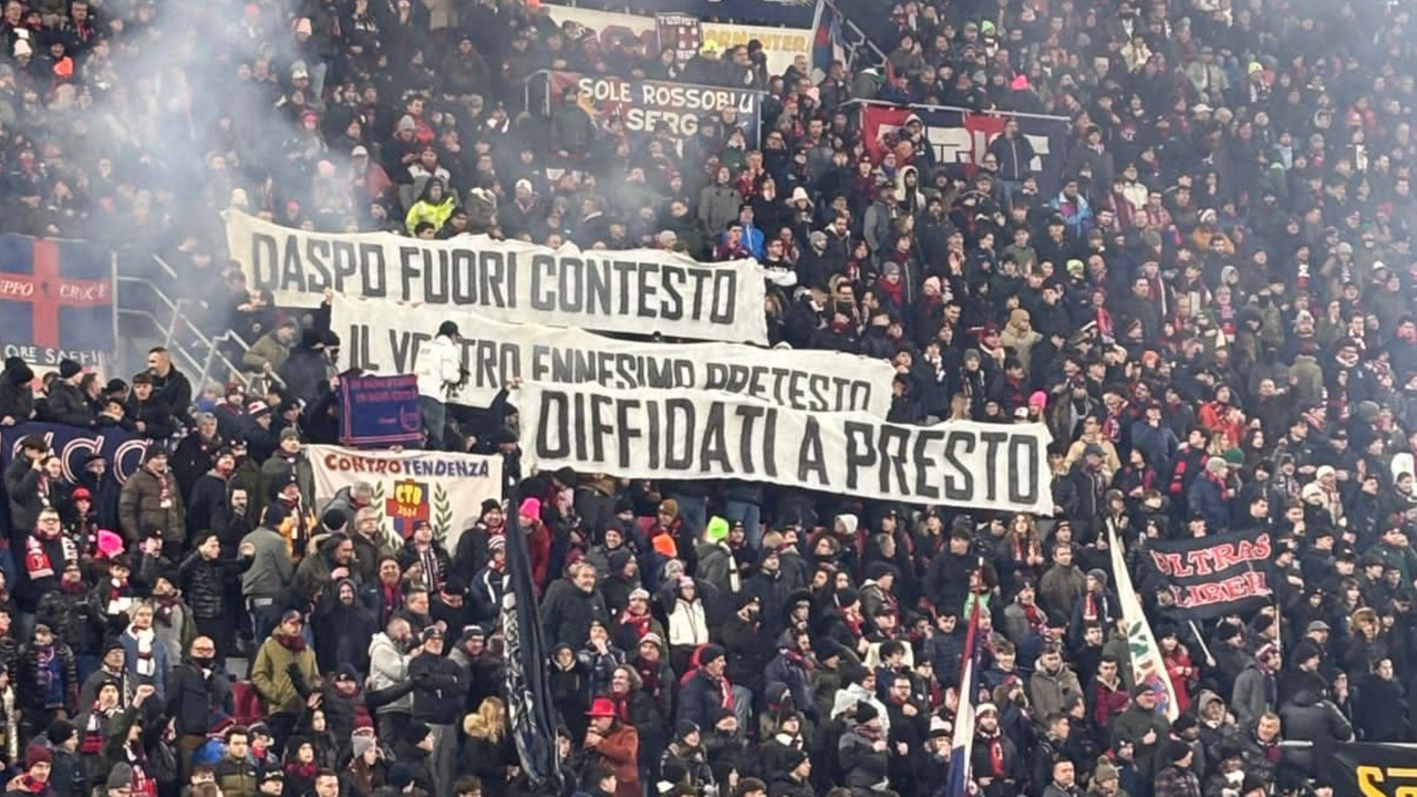 Gli striscioni apparsi nella curva del Bologna in solidarietà ai tifosi raggiunti dai Daspo fuori contesto